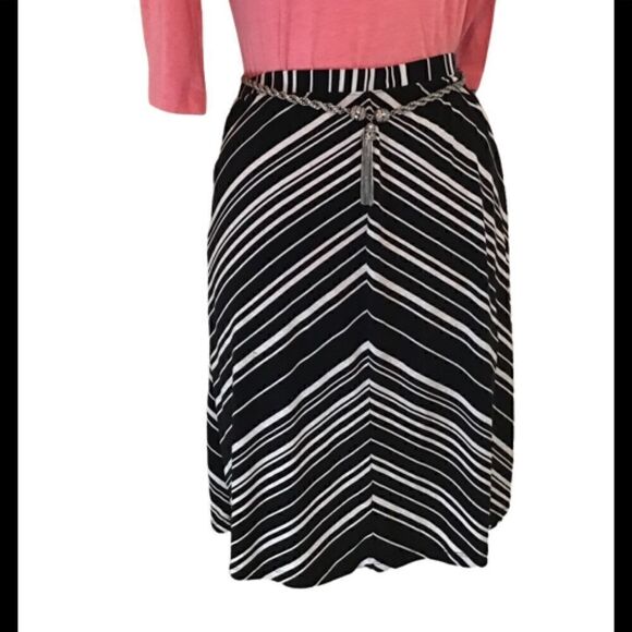 Black/white skirt with Architectural lines. Kinda chevron print - Picture 1 of 2